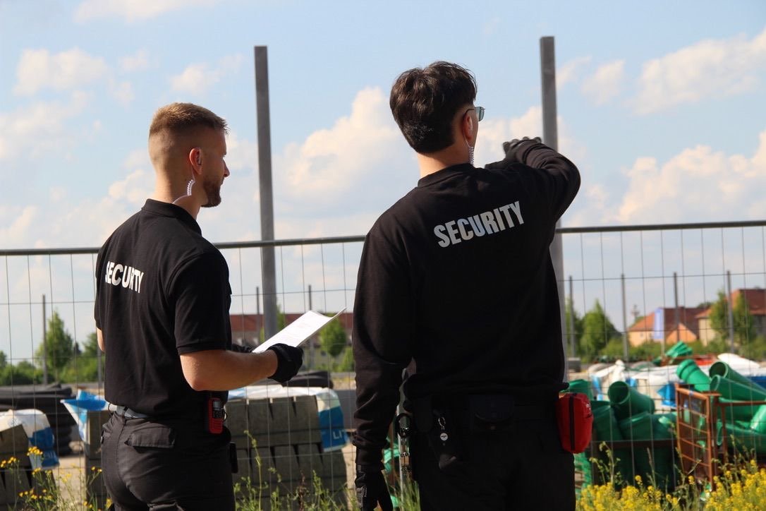 Zwei Mitarbeiter von Zeqiri Security bei der Geländekontrolle